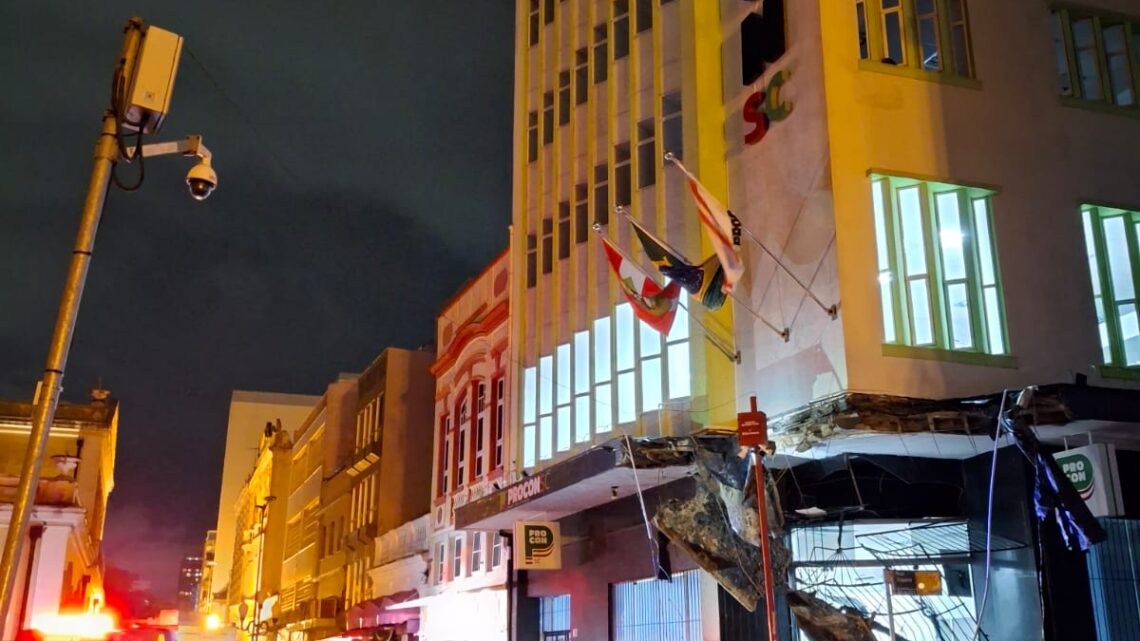Bombeiros atendem desabamento de marquise no Centro de Florianópolis