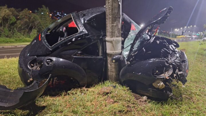 Carro bate em poste e fica retorcido após acidente na SC-401