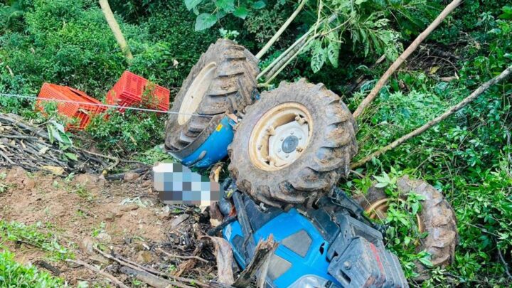 Mulher morre após trator capotar e cair em barranco no interior de Videira