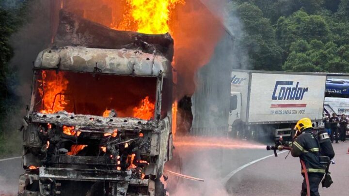Incêndio atinge caminhão carregado com cerveja na BR-376 em Guaratuba