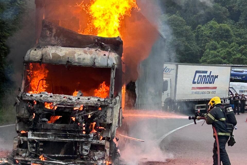 Incêndio atinge caminhão carregado com cerveja na BR-376 em Guaratuba