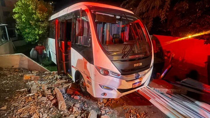 Micro-ônibus perde os freios, atropela motorista e bate em muro de residência