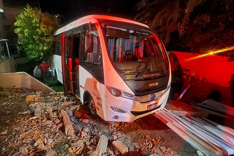 Micro-ônibus perde os freios, atropela motorista e bate em muro de residência