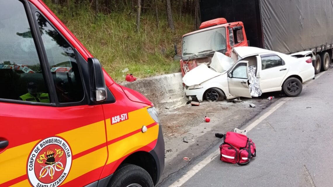 Colisão entre carro e caminhão deixa um morto na SC-350