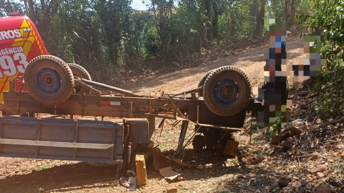 Capotamento de carreta agrícola deixa mulher ferida no interior de Itapiranga