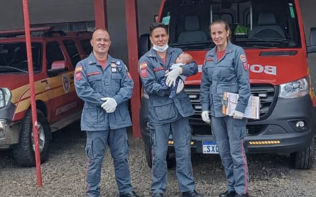 Bebê de 50 dias é salvo após engasgar em SC