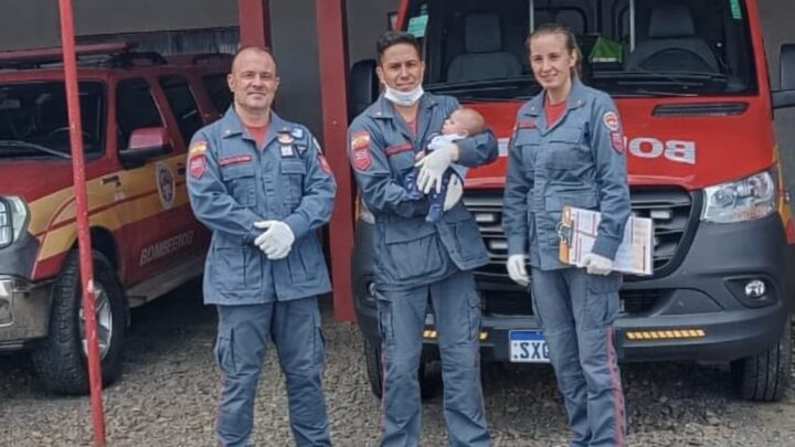 Bebê de 50 dias é salvo após engasgar em SC