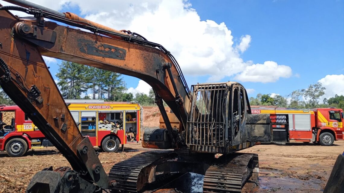 Incêndio destrói retroescavadeira em madeireira às margens da BR-280 em Canoinhas