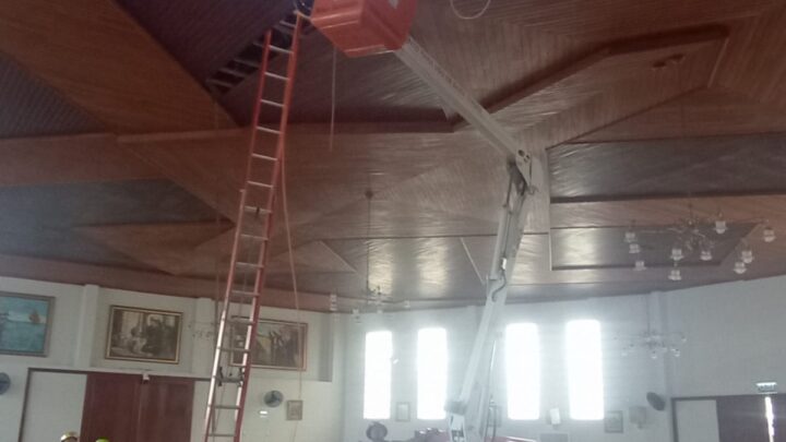 Trabalhador é resgatado após ficar preso a 10 metros de altura em igreja de Tubarão