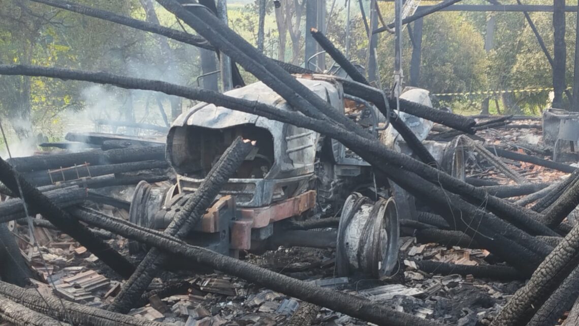Incêndio destrói rancho e deixa homem ferido em Ituporanga