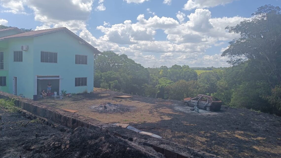 Incêndio atinge vegetação e carro e mobiliza bombeiros em São Miguel do Oeste