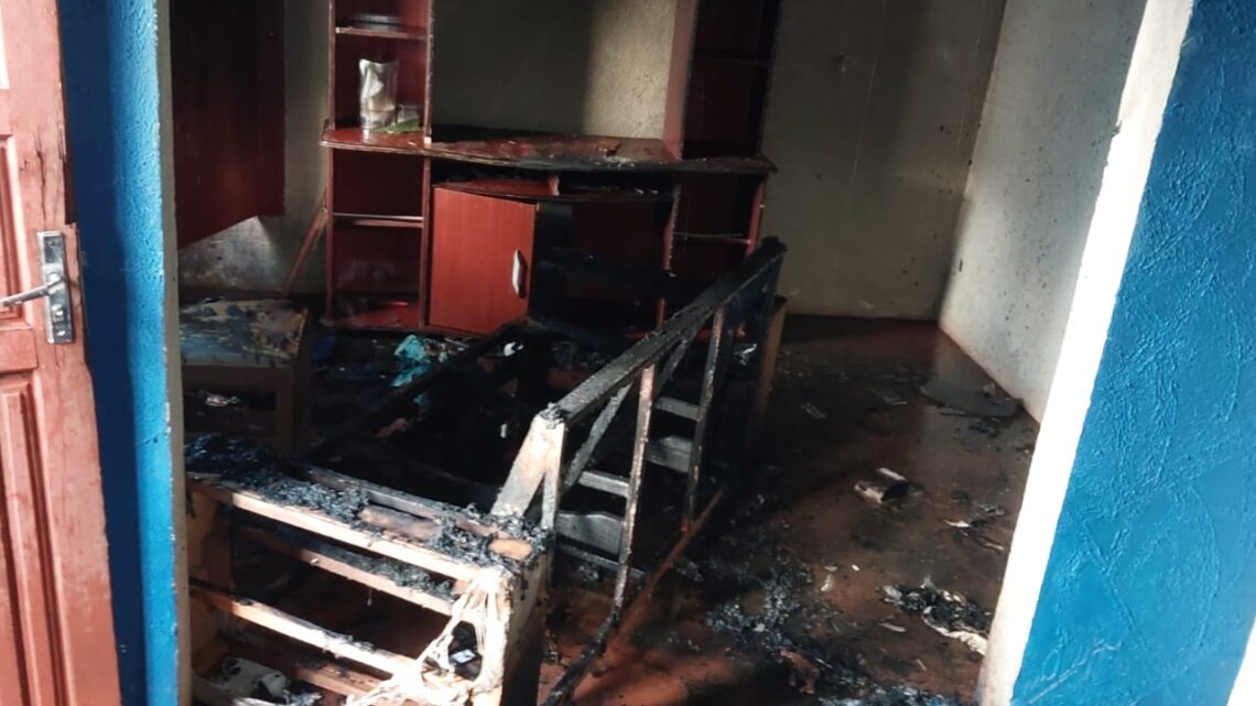 Casa invadida por moradores é atingida por incêndio no Centro de Videira