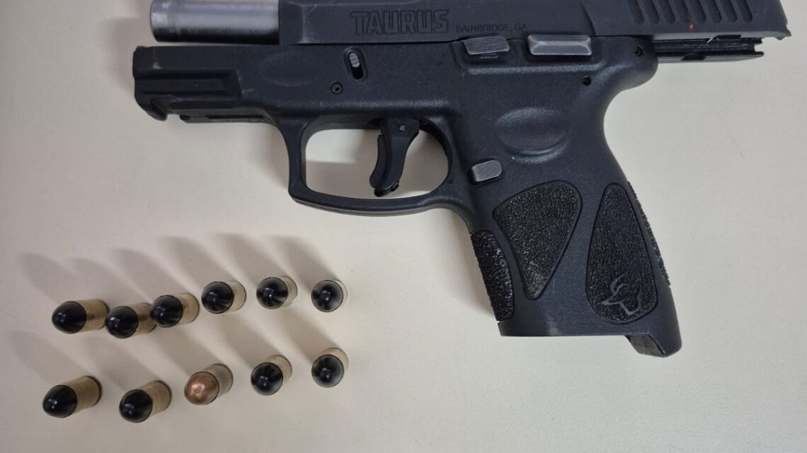 Feitiço contra o feiticeiro: “bruxo” é preso após ostentar arma nas redes sociais