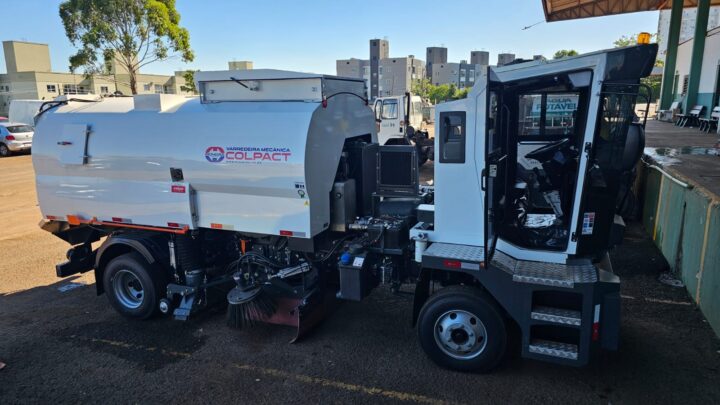 Prefeitura de Chapecó adquire nova varredeira para limpeza de ruas