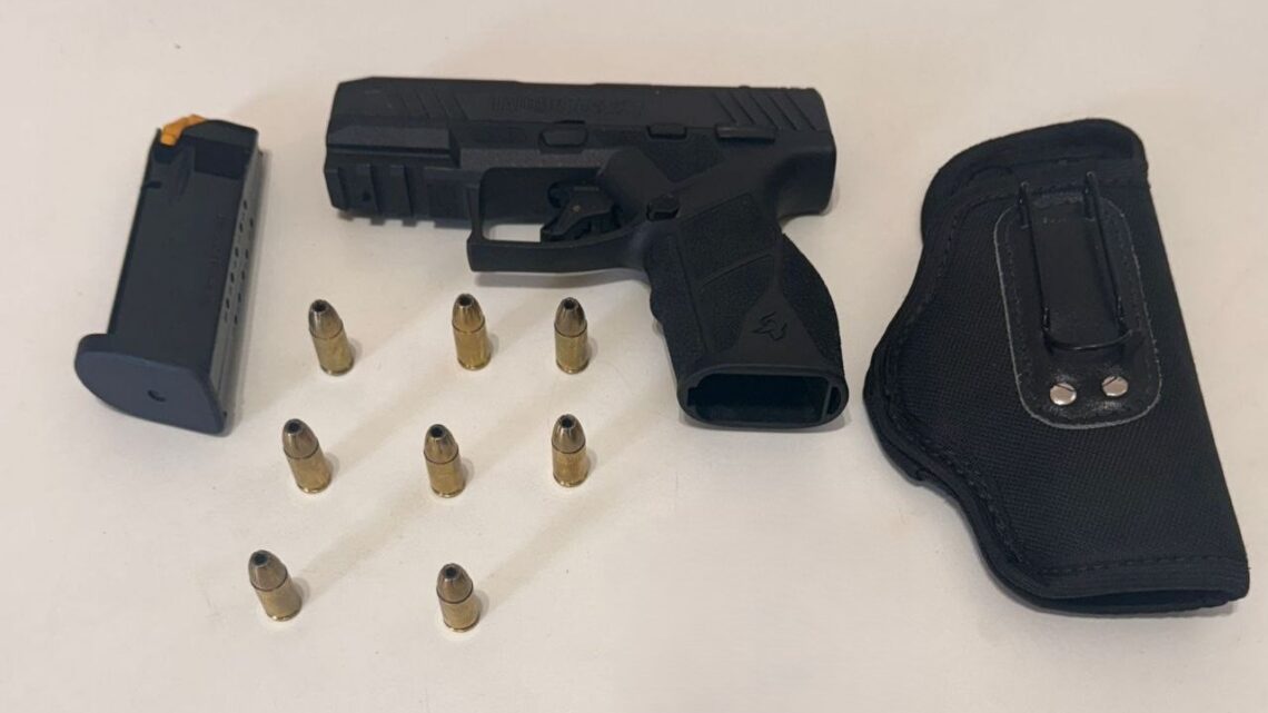 Mulher é flagrada com arma de fogo durante abordagem em Chapecó