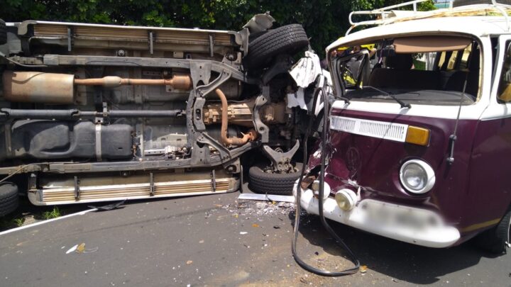Acidente entre caminhonete e kombi deixa três pessoas feridas em Criciúma