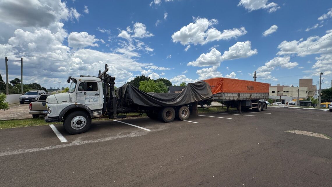 Caminhão com cigarros e vinhos contrabandeados é apreendido em São Miguel do Oeste; veja o vídeo