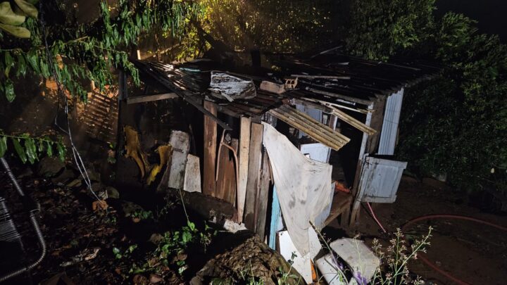 Incêndio destrói residência de madeira durante a madrugada em Xanxerê