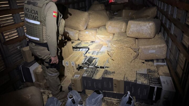 Caminhão com vinho, camarão e azeite é apreendido em operação integrada na SC-150