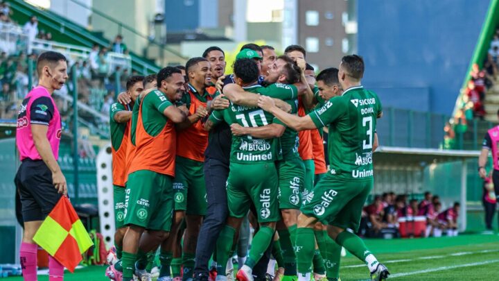 Chape goleia o Joinville e garante classificação