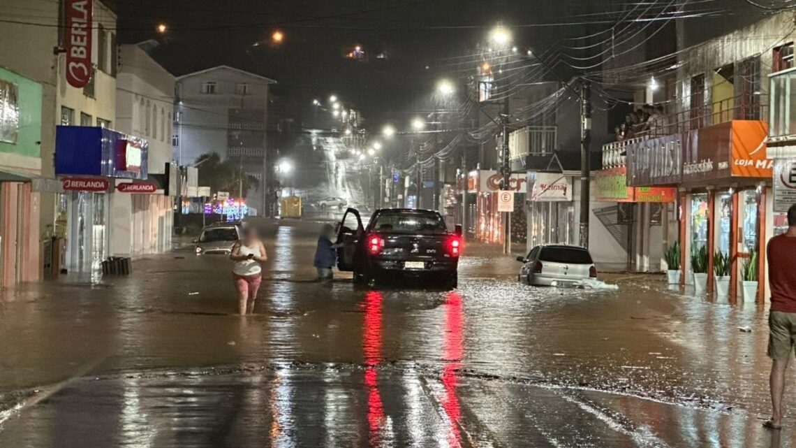 Chuva torrencial alaga ruas e água invade comércios em Ponte Serrada; veja as imagens