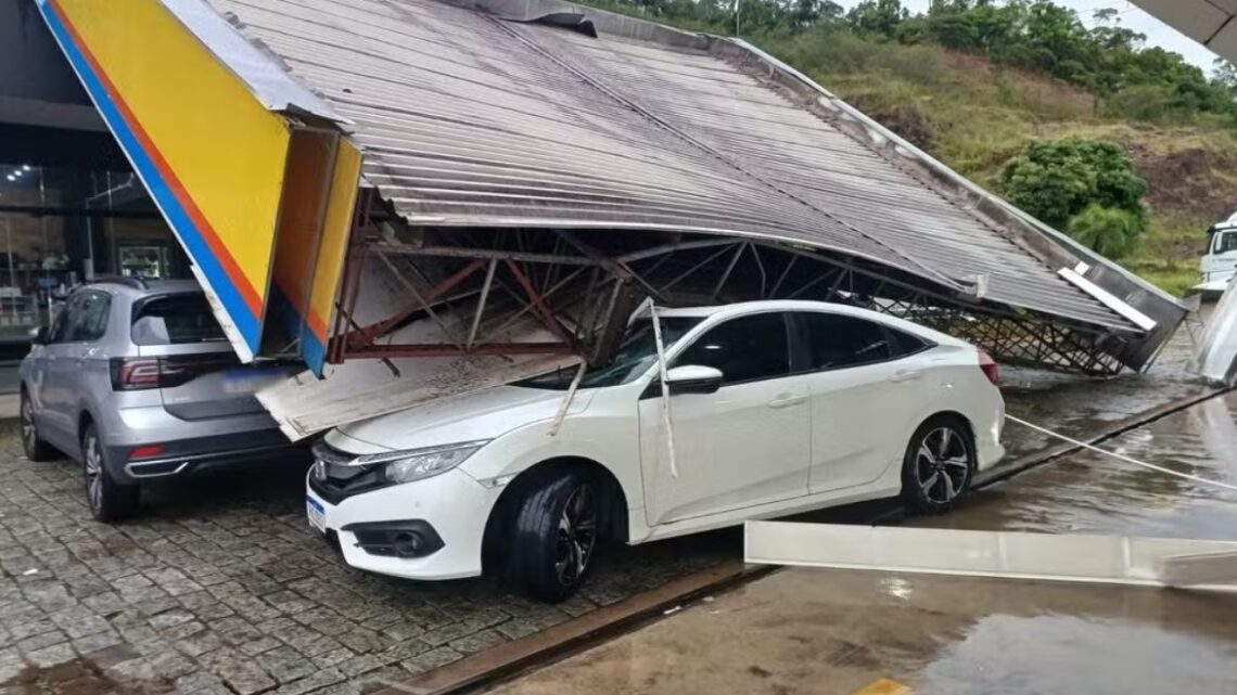 Temporal causa estragos em Gaspar e gera mais de 80 chamados à Defesa Civil; veja as imagens