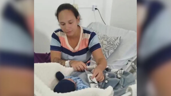 Bebê cai no chão ao nascer na recepção de hospital em SC