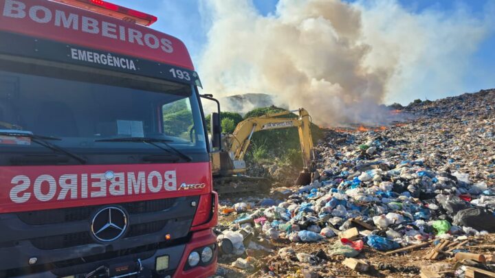 Bombeiros levam mais de 3 horas para combater incêndio em aterro sanitário