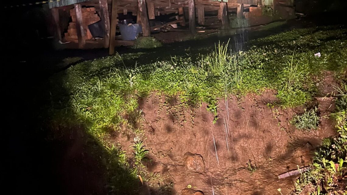 Deslizamento de terra atinge residência em Santa Cecília