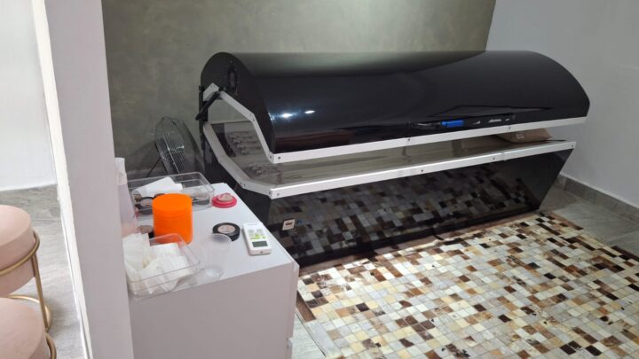 GAECO deflagra Operação “Contraluz” e cumpre mandados contra uso ilegal de câmaras de bronzeamento artificial em SC