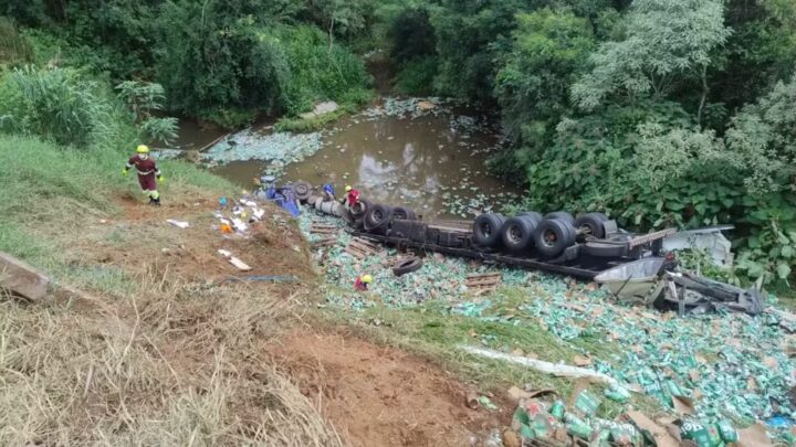 Caminhoneiro morre em acidente e 15 pessoas são presas por saquear carga de cerveja