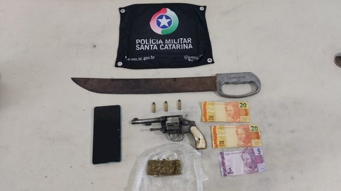 Homem é preso após tentativa de fuga com arma de fogo, drogas e faca em Timbé do Sul