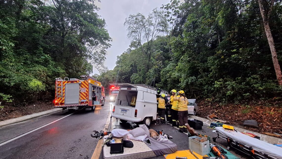 Acidente envolvendo carro e Kombi do Oeste mata uma pessoa na BR-282