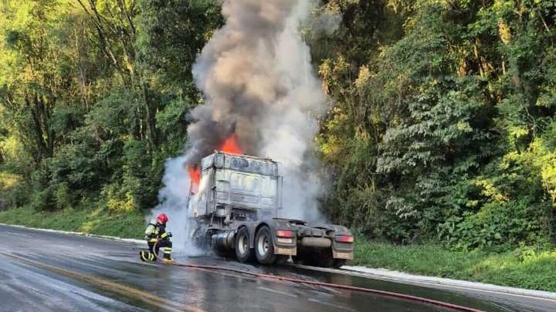 Caminhão é destruído por incêndio na BR-153 entre Irani e Concórdia