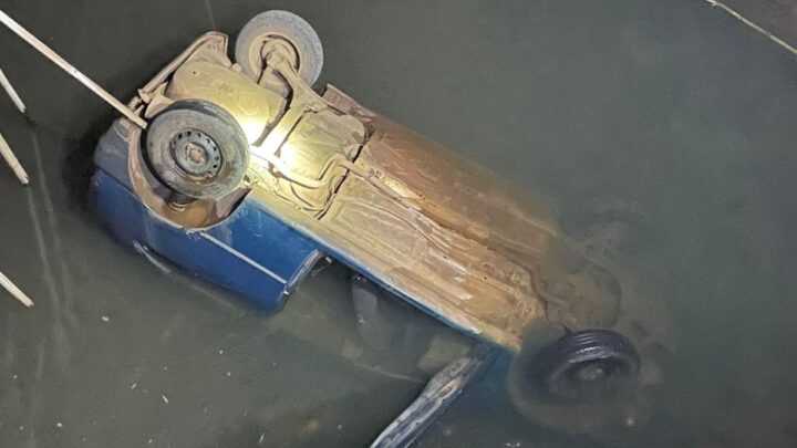 Carro sai da pista e despenca em rio no Oeste SC