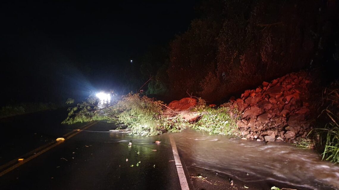 Deslizamento de rochas bloqueia SC-480 em Chapecó durante a madrugada