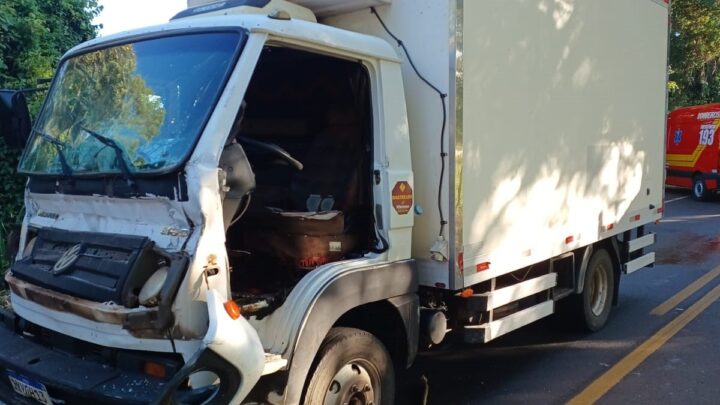 Engavetamento deixa uma pessoa presa nas ferragens na SC-163 no Oeste