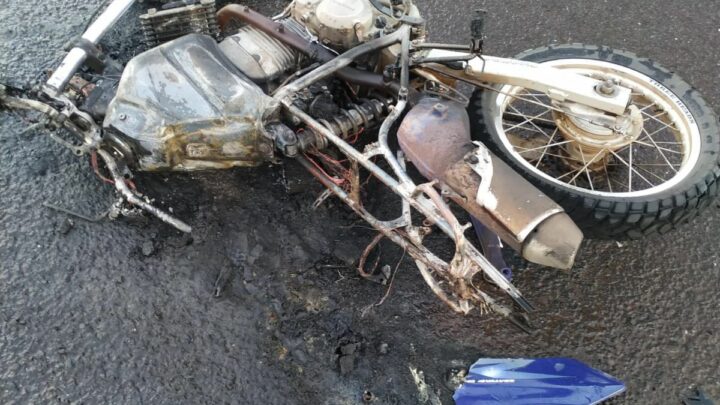 Motocicleta pega fogo após acidente em Xanxerê