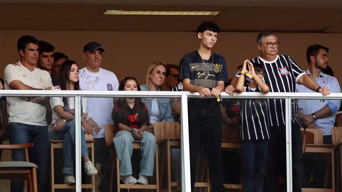 Moraes e Dino, do STF, assistem à final da Supercopa