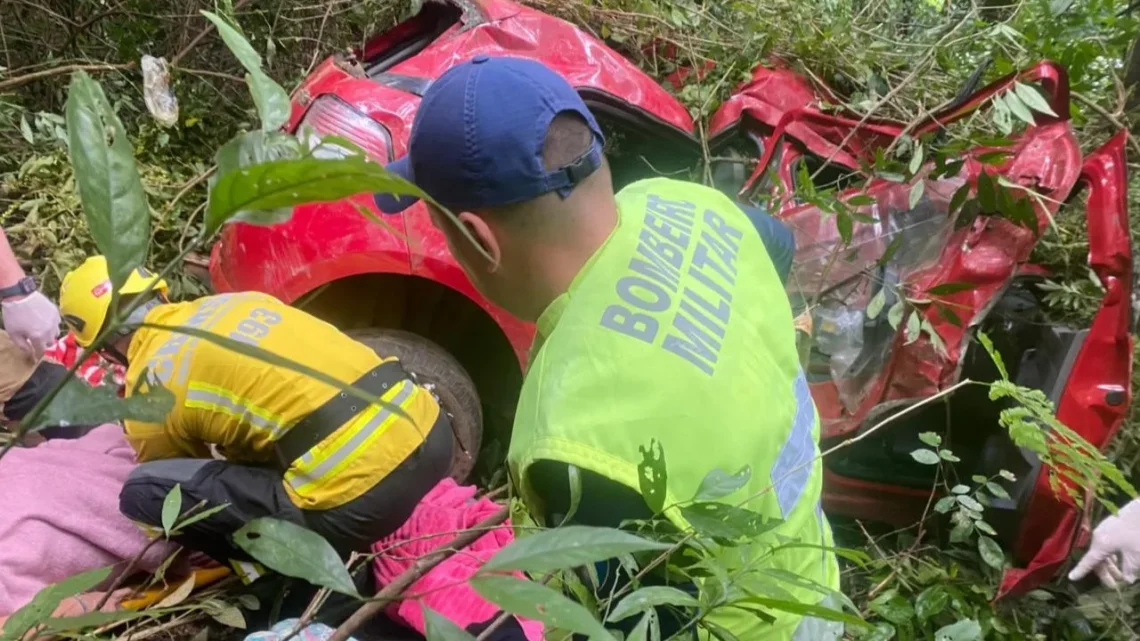Veículo cai em ribanceira de 40 metros na BR-282 em Alfredo Wagner