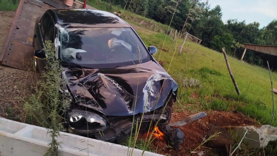Carro colide contra poste e causa queda da estrutura em Jupiá