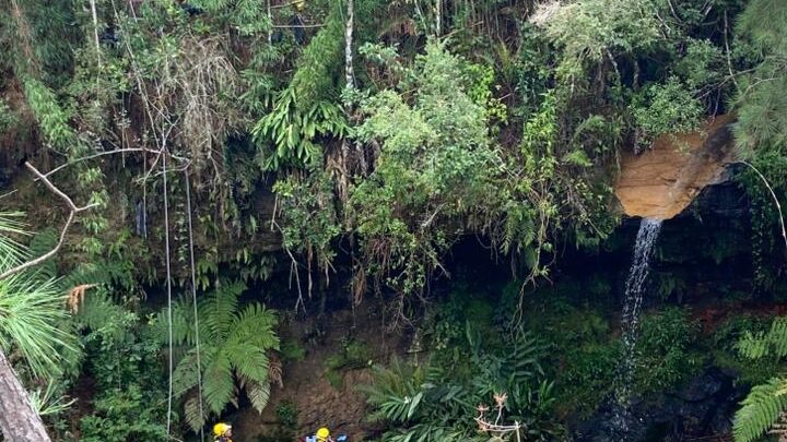 Homem cai em gruta de cerca de 15 metros e é resgatado de helicóptero em Rio Negrinho