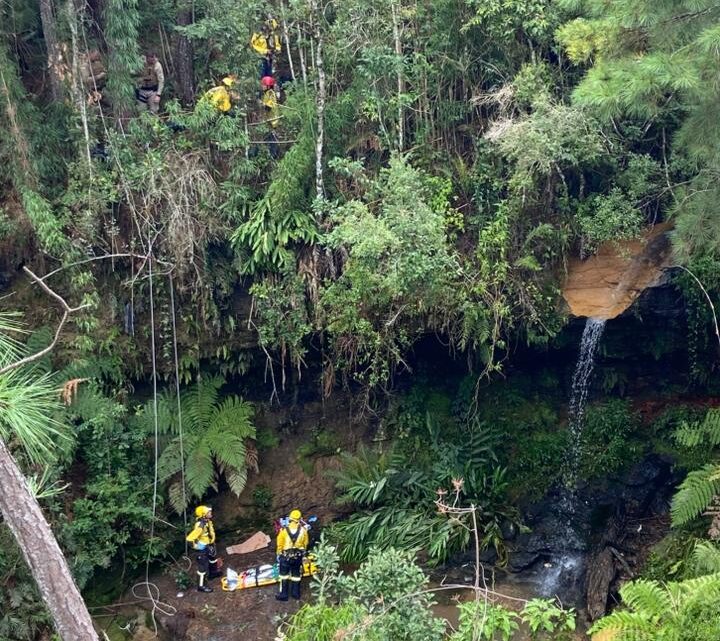Homem cai em gruta de cerca de 15 metros e é resgatado de helicóptero em Rio Negrinho