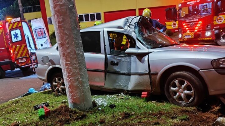 Homem fica ferido após batida de carro contra poste em Chapecó