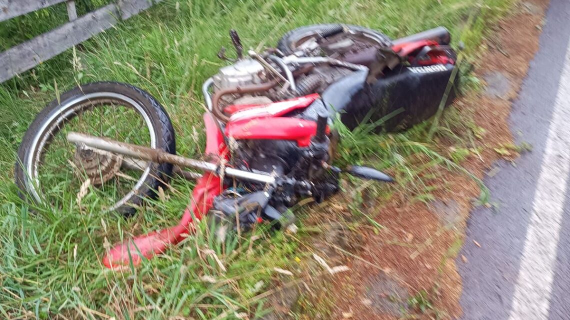 Irmão morre e adolescente fica ferido em acidente com motocicleta na Serra de SC