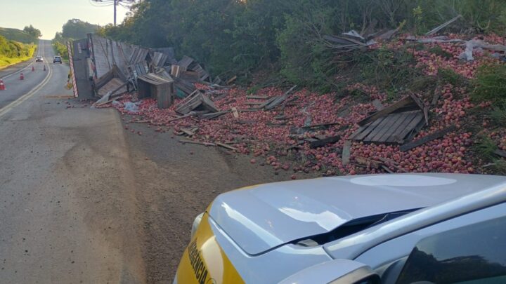 Motorista sai ileso após tombar carreta carregada com maçãs